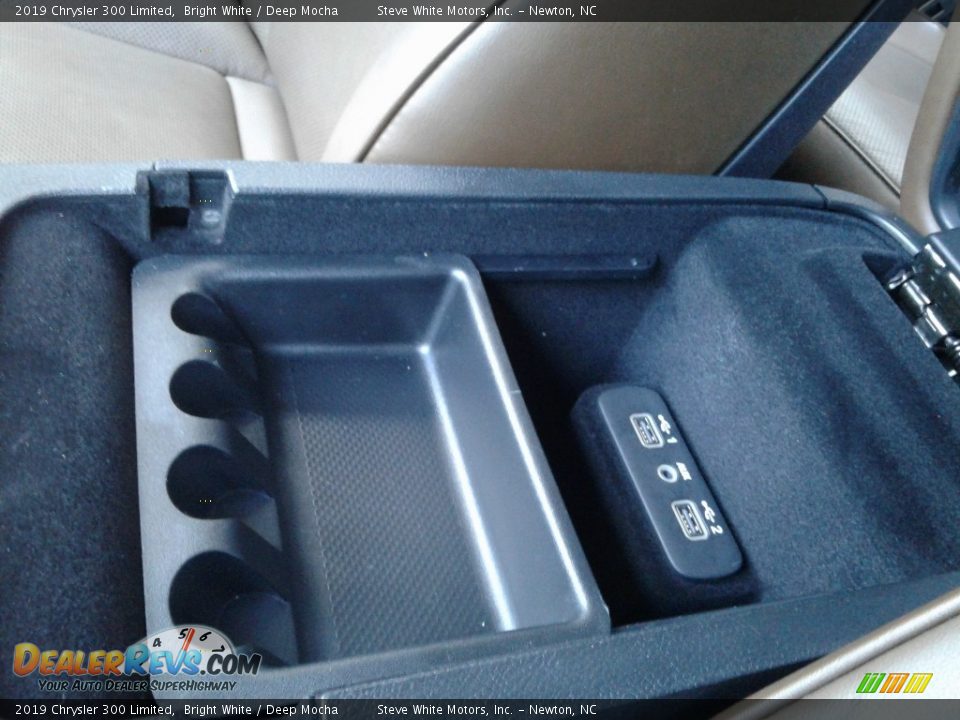 2019 Chrysler 300 Limited Bright White / Deep Mocha Photo #28