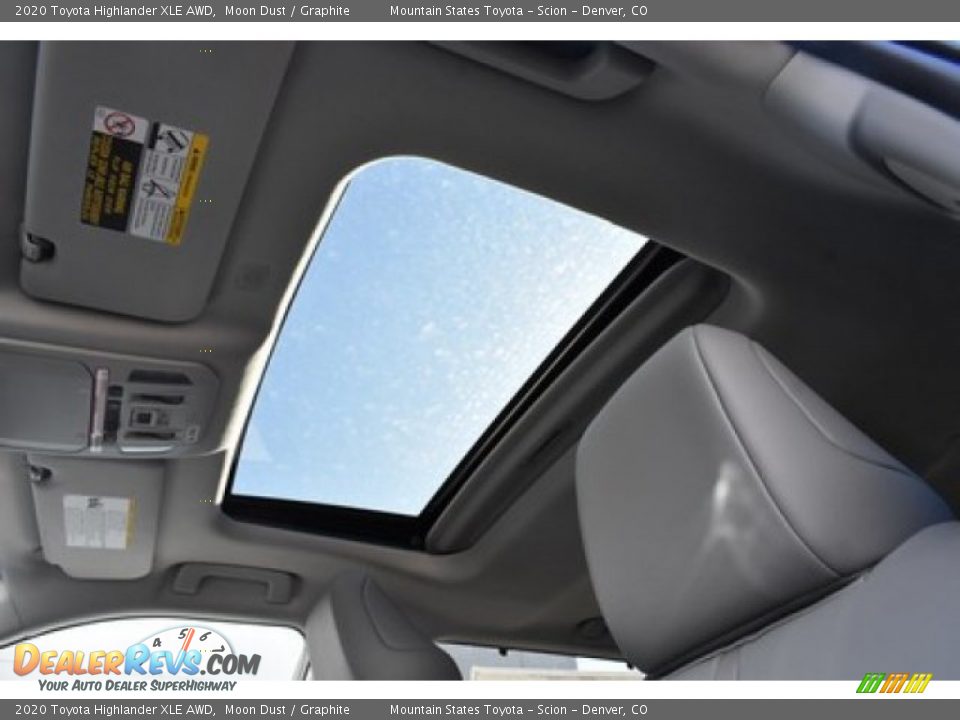 2020 Toyota Highlander XLE AWD Moon Dust / Graphite Photo #8