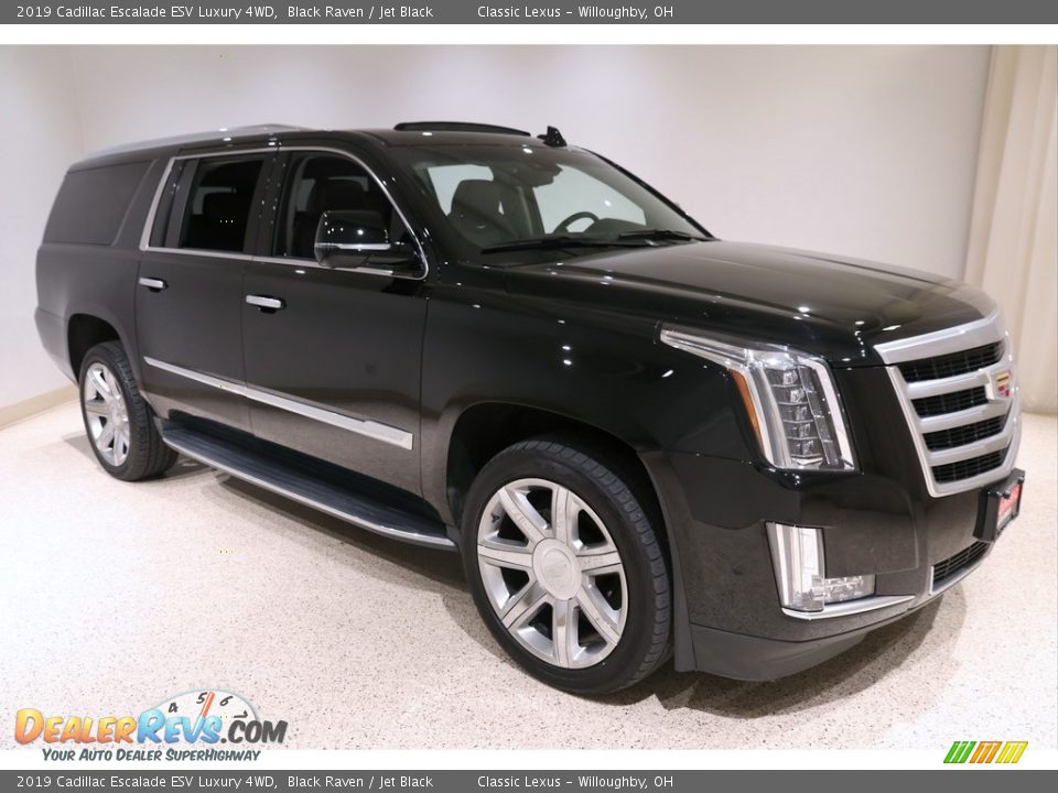 Front 3/4 View of 2019 Cadillac Escalade ESV Luxury 4WD Photo #1