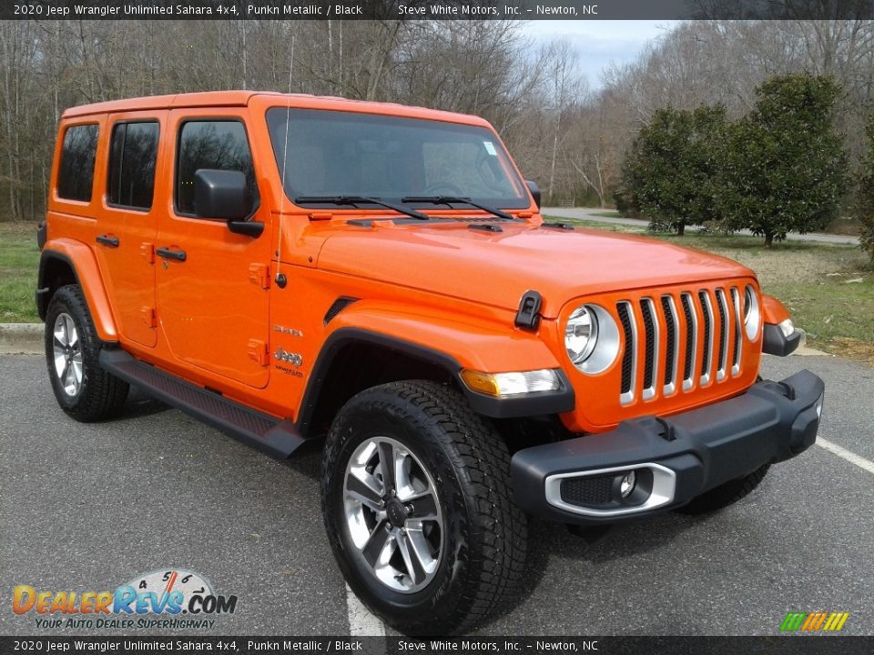 Front 3/4 View of 2020 Jeep Wrangler Unlimited Sahara 4x4 Photo #4