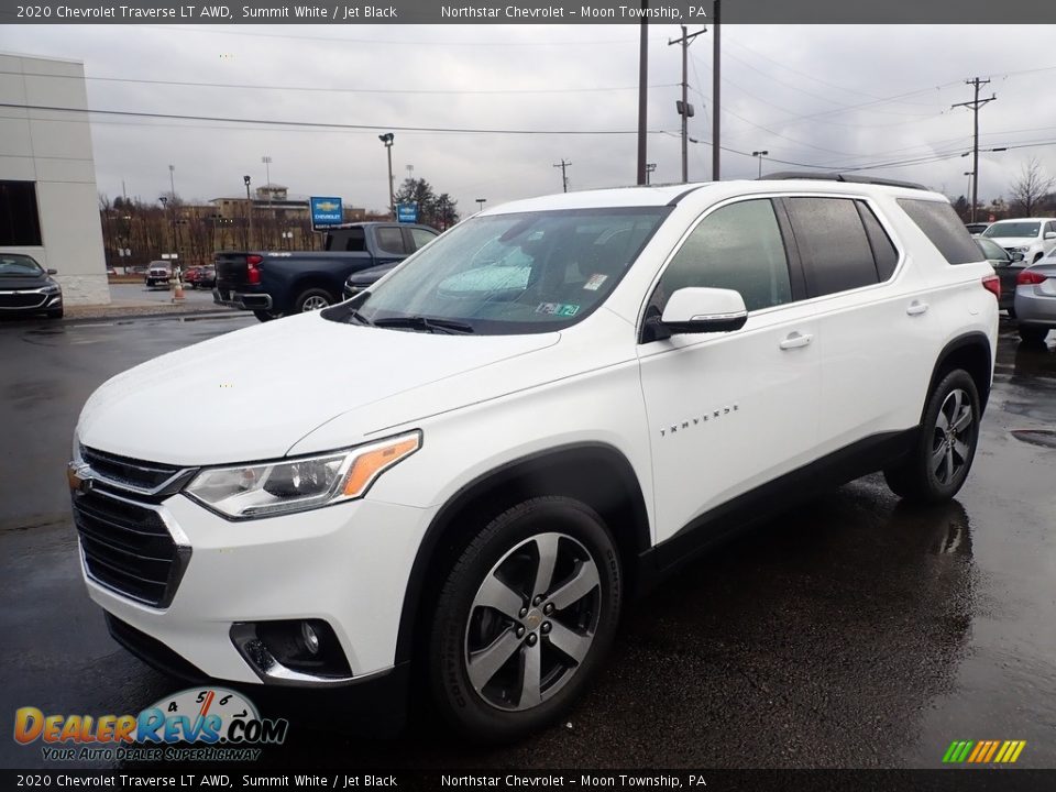 Front 3/4 View of 2020 Chevrolet Traverse LT AWD Photo #1