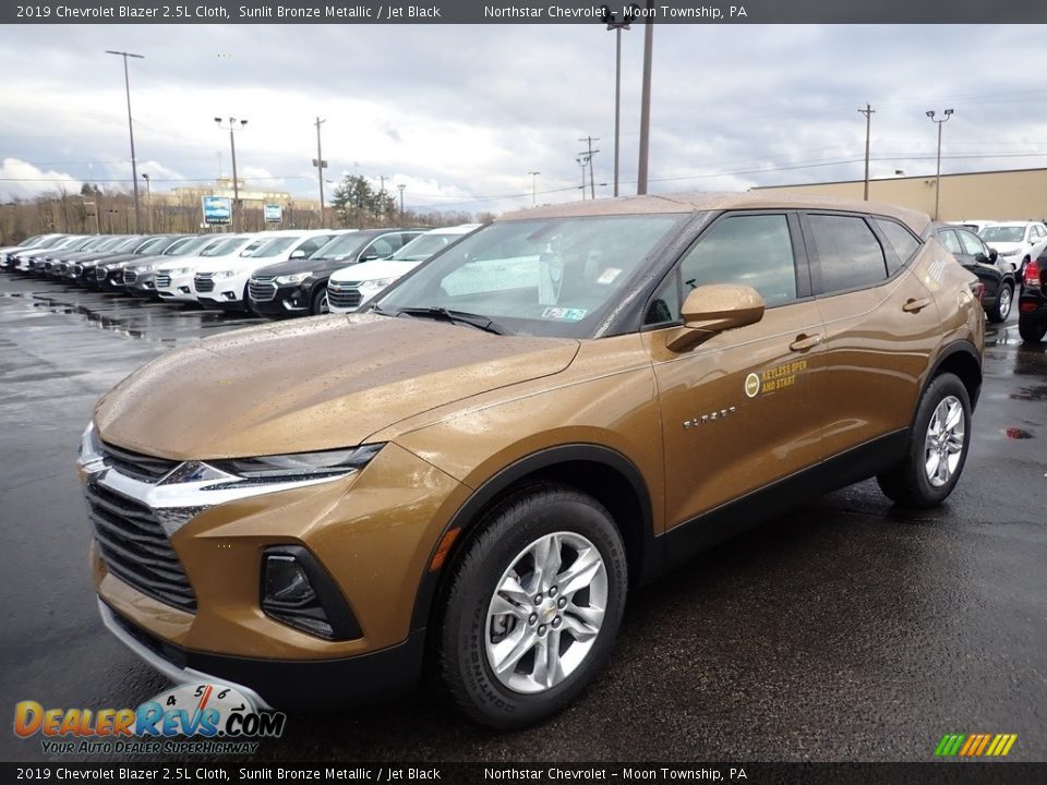 Front 3/4 View of 2019 Chevrolet Blazer 2.5L Cloth Photo #1