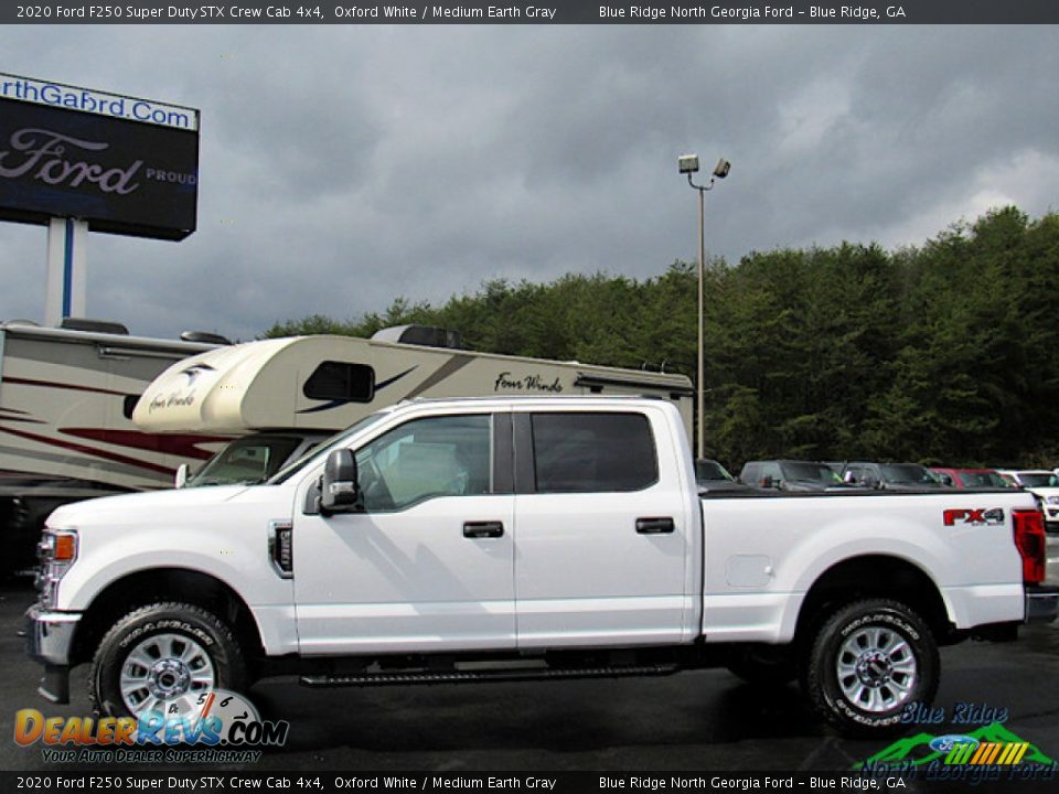 2020 Ford F250 Super Duty STX Crew Cab 4x4 Oxford White / Medium Earth Gray Photo #2