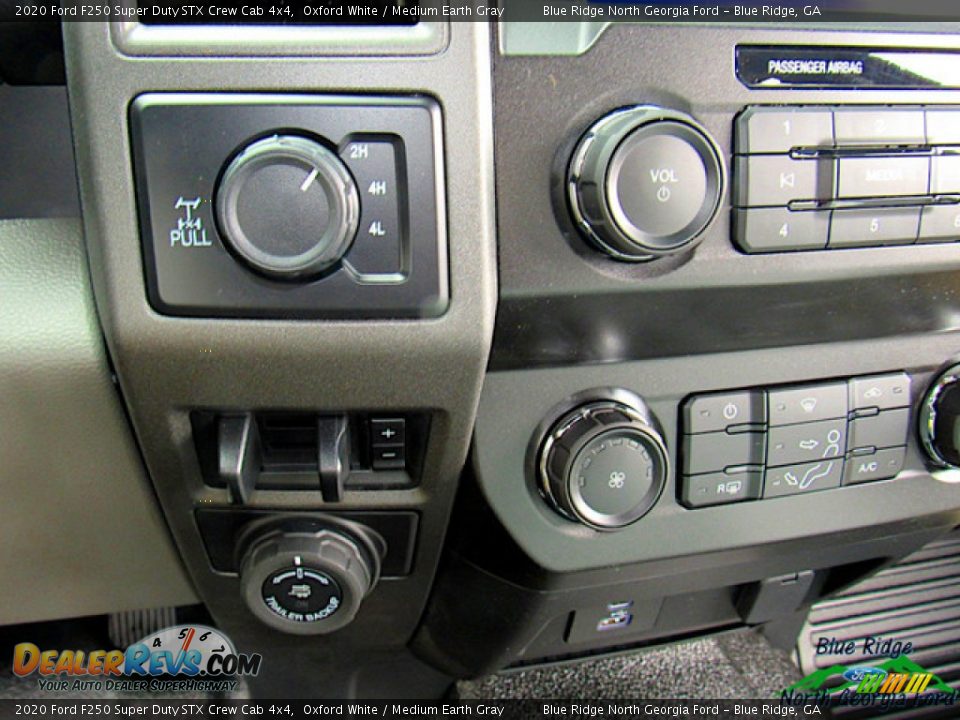2020 Ford F250 Super Duty STX Crew Cab 4x4 Oxford White / Medium Earth Gray Photo #25