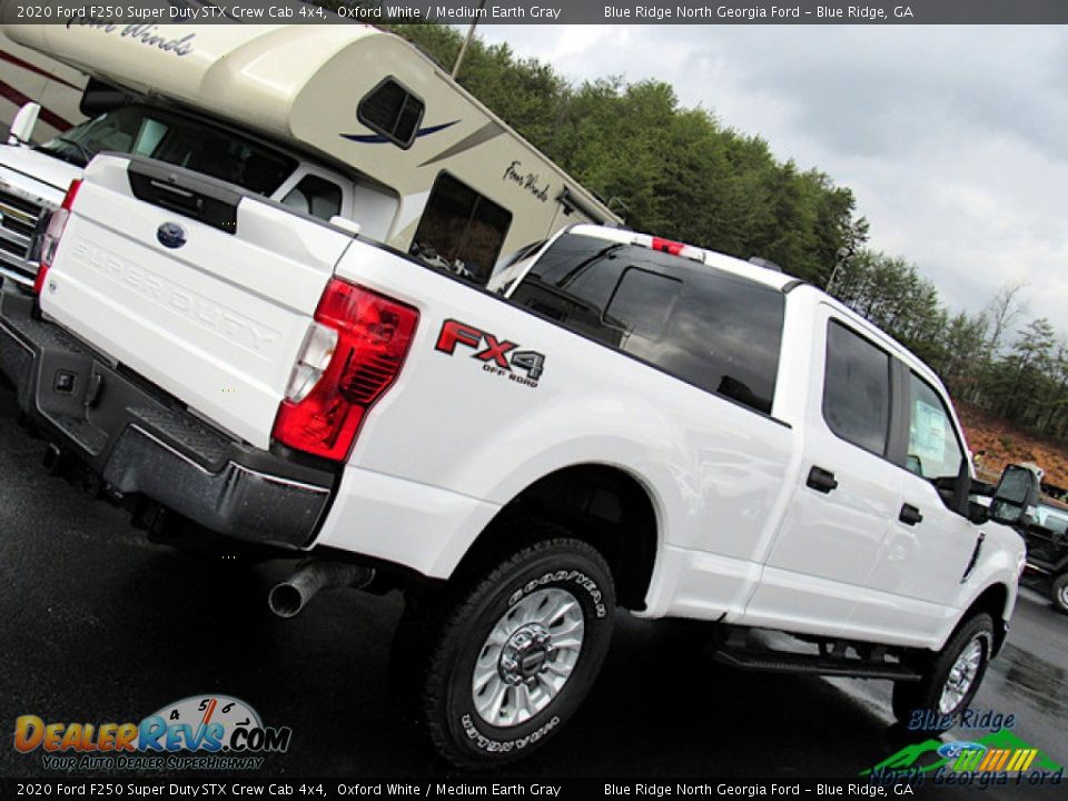 2020 Ford F250 Super Duty STX Crew Cab 4x4 Oxford White / Medium Earth Gray Photo #35