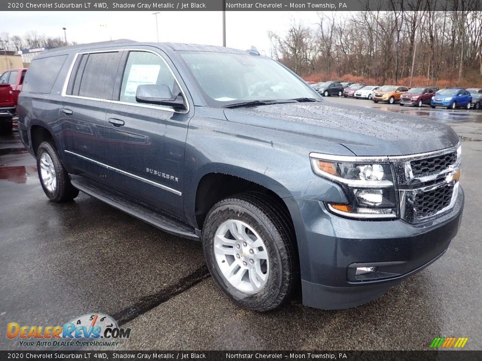 Front 3/4 View of 2020 Chevrolet Suburban LT 4WD Photo #7