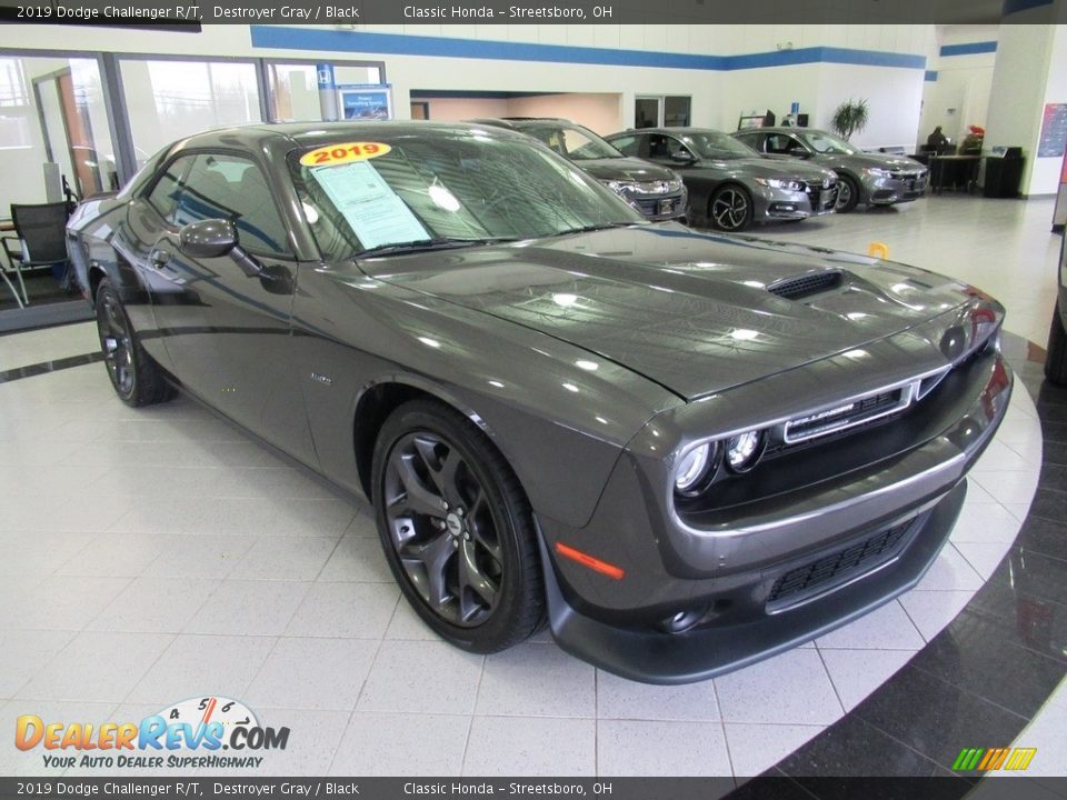 Front 3/4 View of 2019 Dodge Challenger R/T Photo #3
