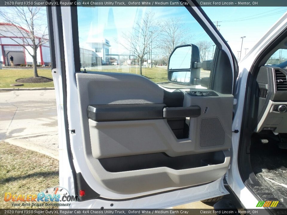 2020 Ford F350 Super Duty XL Regular Cab 4x4 Chassis Utility Truck Oxford White / Medium Earth Gray Photo #9
