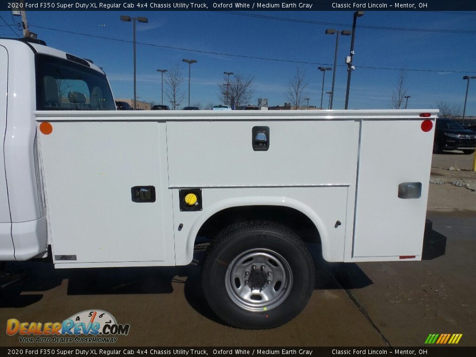 2020 Ford F350 Super Duty XL Regular Cab 4x4 Chassis Utility Truck Oxford White / Medium Earth Gray Photo #13
