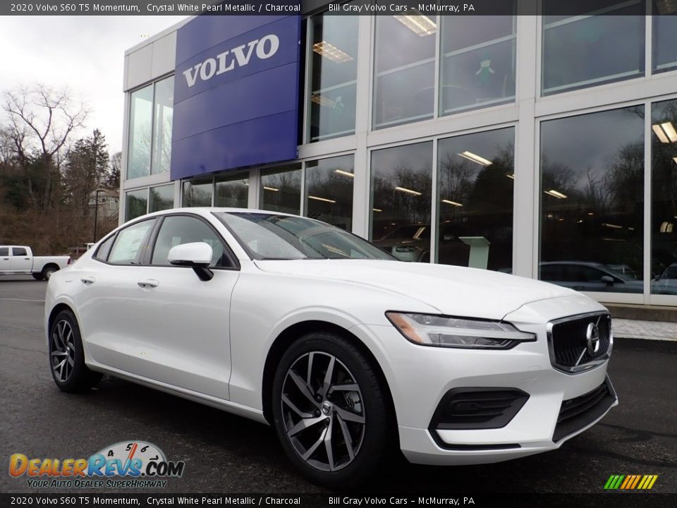 Front 3/4 View of 2020 Volvo S60 T5 Momentum Photo #1