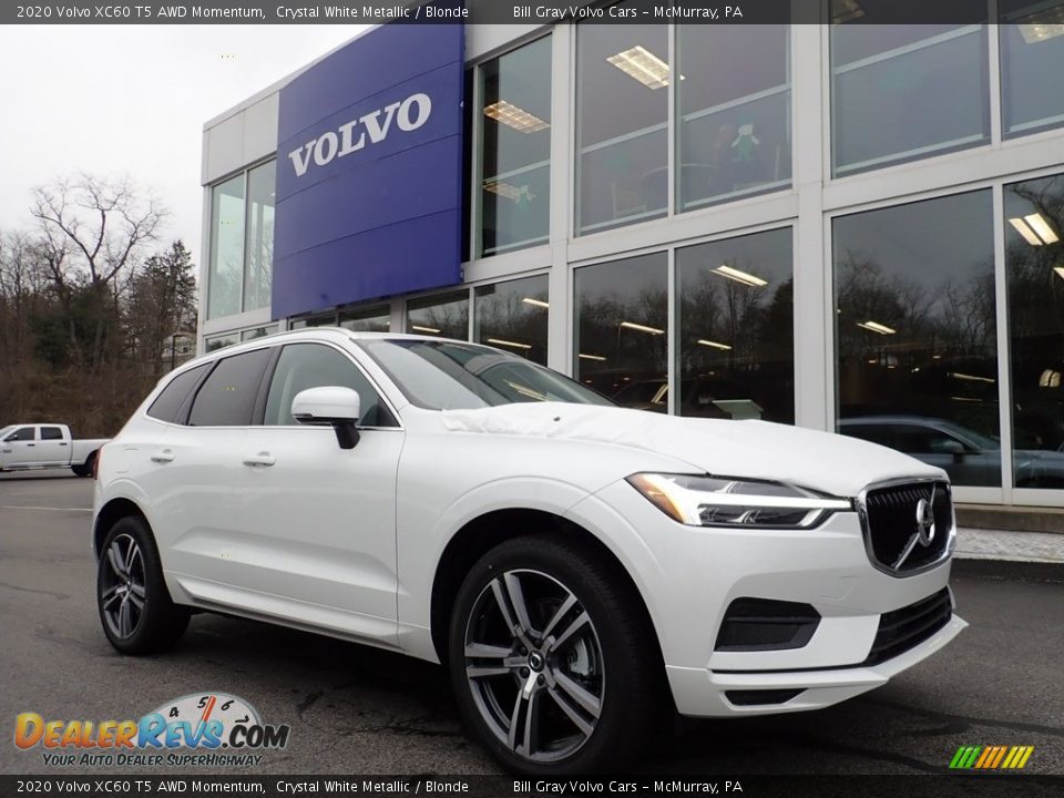Front 3/4 View of 2020 Volvo XC60 T5 AWD Momentum Photo #1