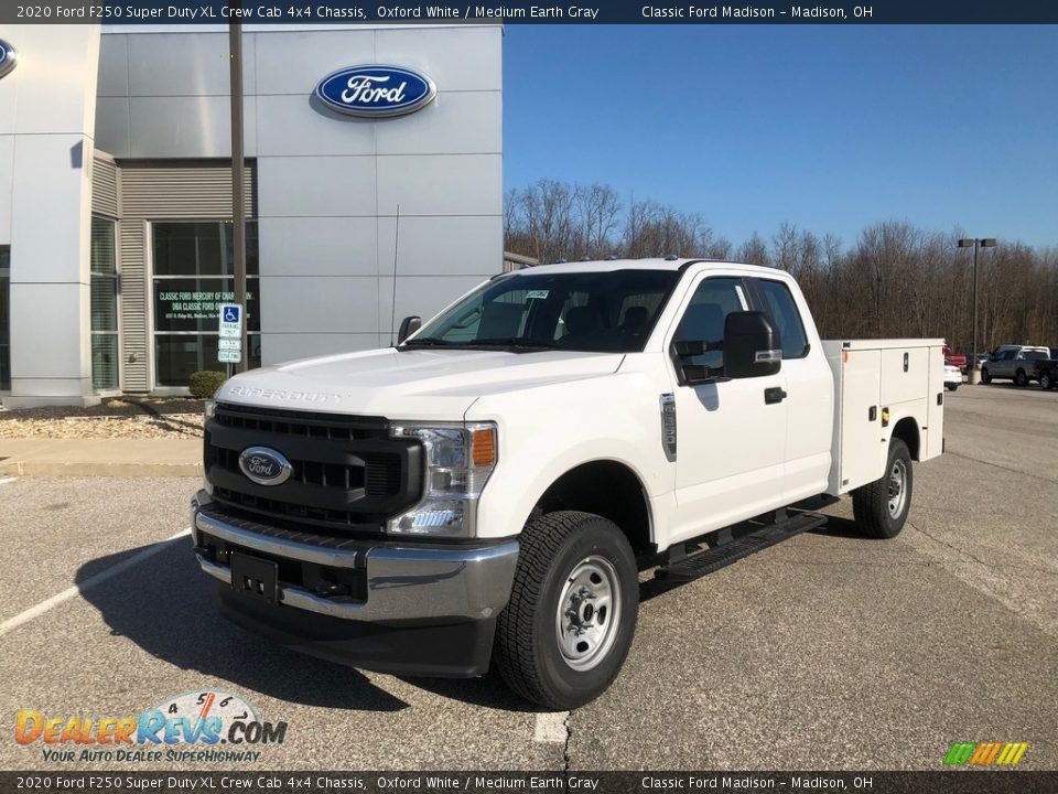 2020 Ford F250 Super Duty XL Crew Cab 4x4 Chassis Oxford White / Medium Earth Gray Photo #2