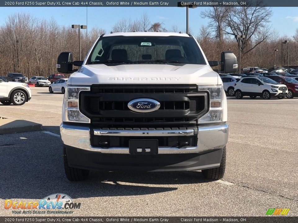 2020 Ford F250 Super Duty XL Crew Cab 4x4 Chassis Oxford White / Medium Earth Gray Photo #3