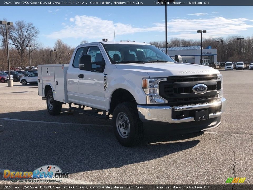2020 Ford F250 Super Duty XL Crew Cab 4x4 Chassis Oxford White / Medium Earth Gray Photo #4