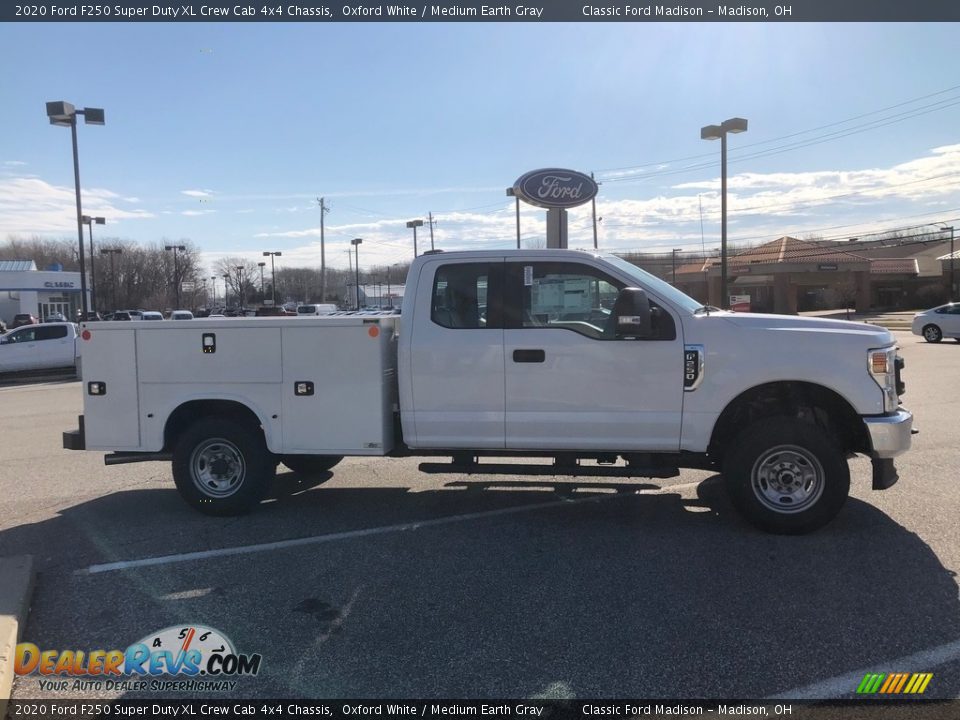 2020 Ford F250 Super Duty XL Crew Cab 4x4 Chassis Oxford White / Medium Earth Gray Photo #5