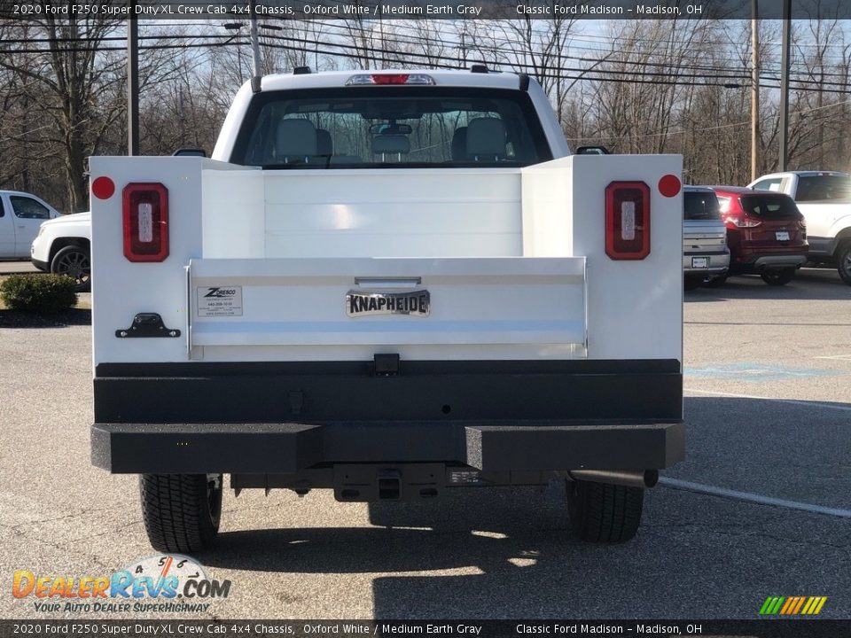 2020 Ford F250 Super Duty XL Crew Cab 4x4 Chassis Oxford White / Medium Earth Gray Photo #7