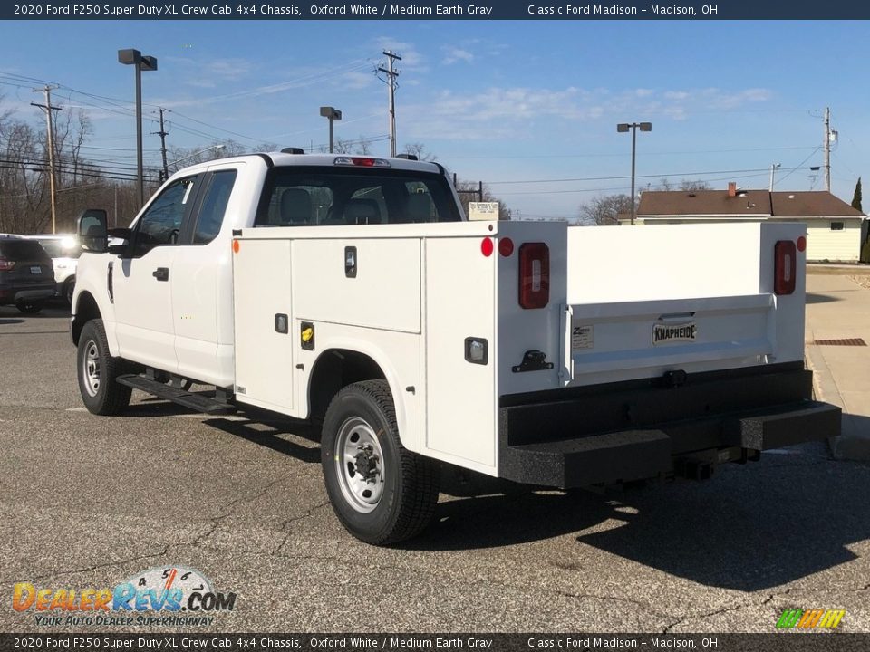 2020 Ford F250 Super Duty XL Crew Cab 4x4 Chassis Oxford White / Medium Earth Gray Photo #8
