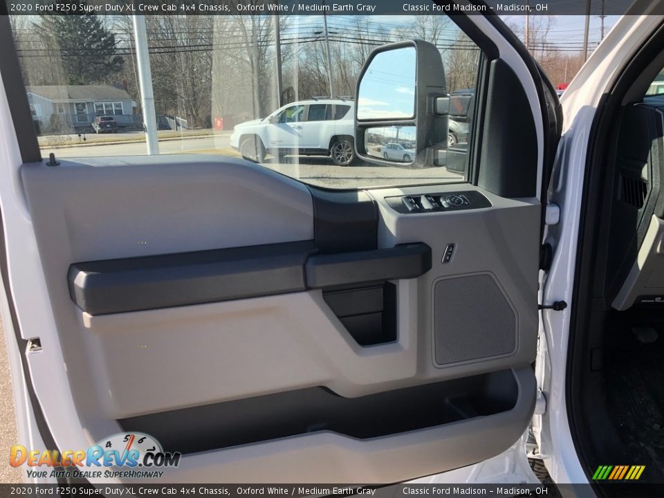 2020 Ford F250 Super Duty XL Crew Cab 4x4 Chassis Oxford White / Medium Earth Gray Photo #9