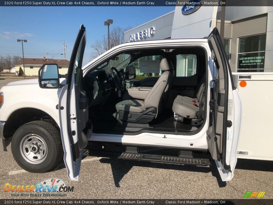 2020 Ford F250 Super Duty XL Crew Cab 4x4 Chassis Oxford White / Medium Earth Gray Photo #10