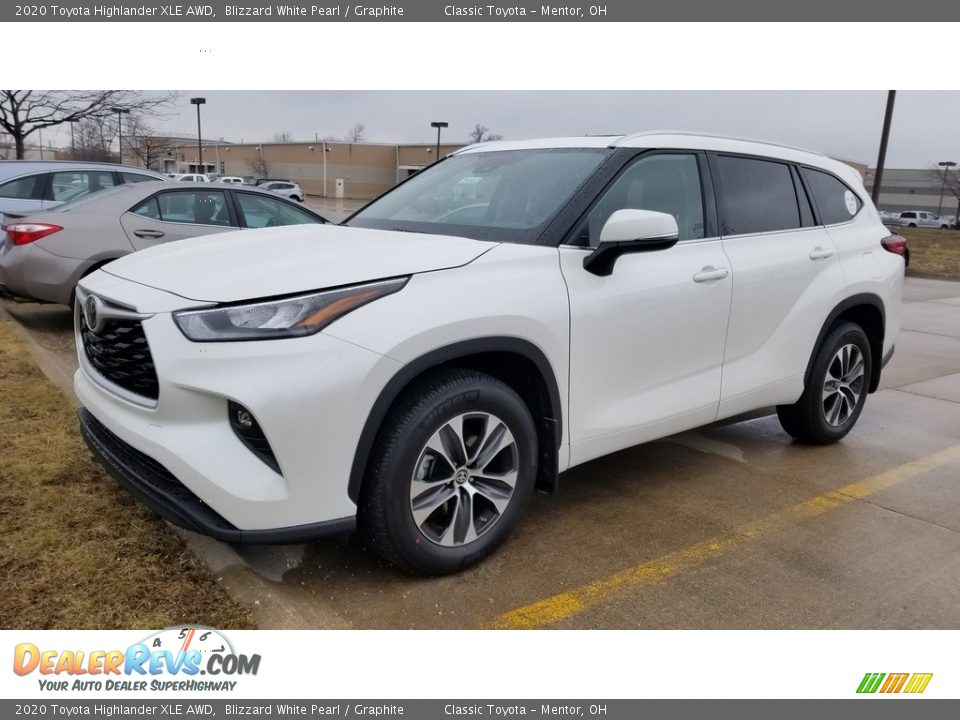 Front 3/4 View of 2020 Toyota Highlander XLE AWD Photo #1