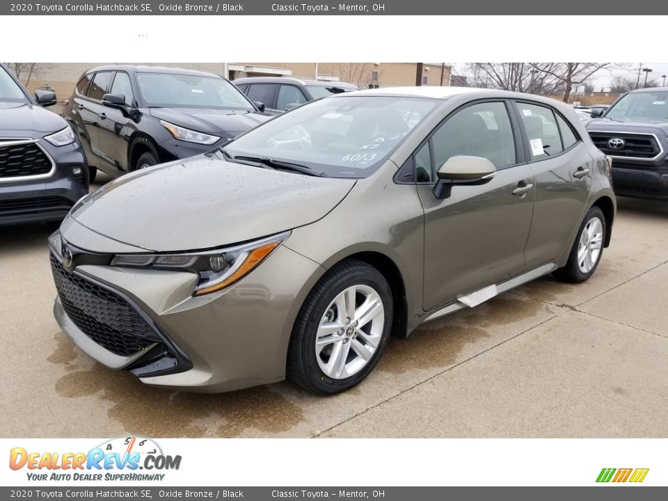 Front 3/4 View of 2020 Toyota Corolla Hatchback SE Photo #1