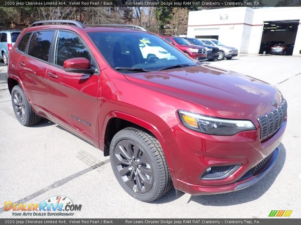 Front 3/4 View of 2020 Jeep Cherokee Limited 4x4 Photo #7