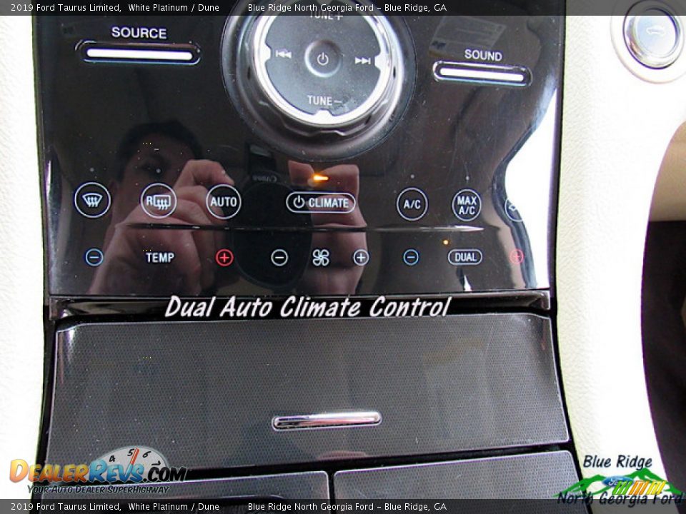 2019 Ford Taurus Limited White Platinum / Dune Photo #23