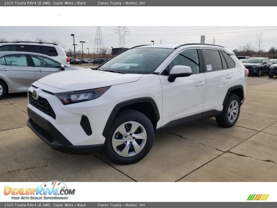 Front 3/4 View of 2020 Toyota RAV4 LE AWD Photo #1