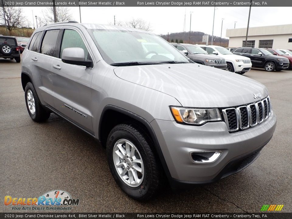 Front 3/4 View of 2020 Jeep Grand Cherokee Laredo 4x4 Photo #7