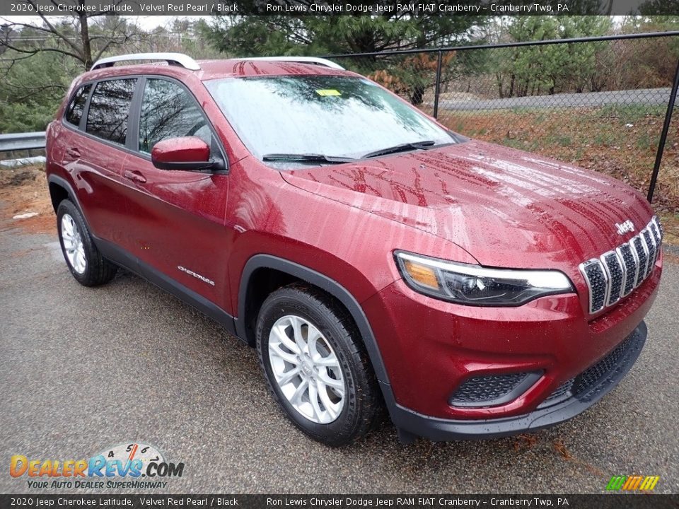 Front 3/4 View of 2020 Jeep Cherokee Latitude Photo #7