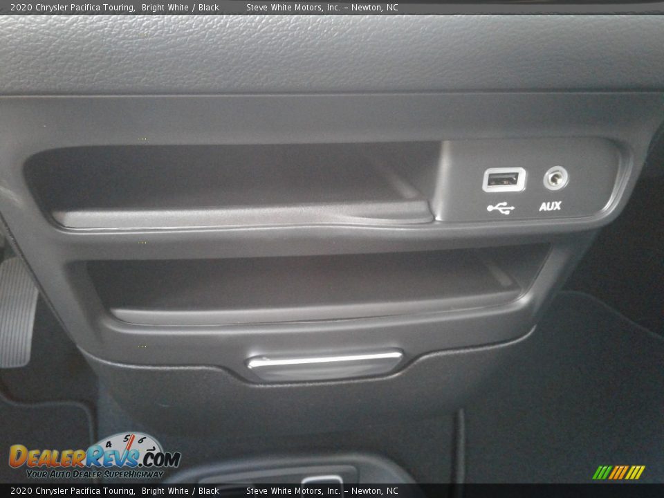 2020 Chrysler Pacifica Touring Bright White / Black Photo #28