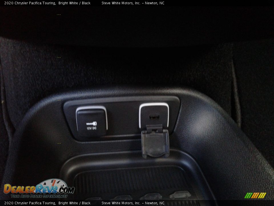 2020 Chrysler Pacifica Touring Bright White / Black Photo #30