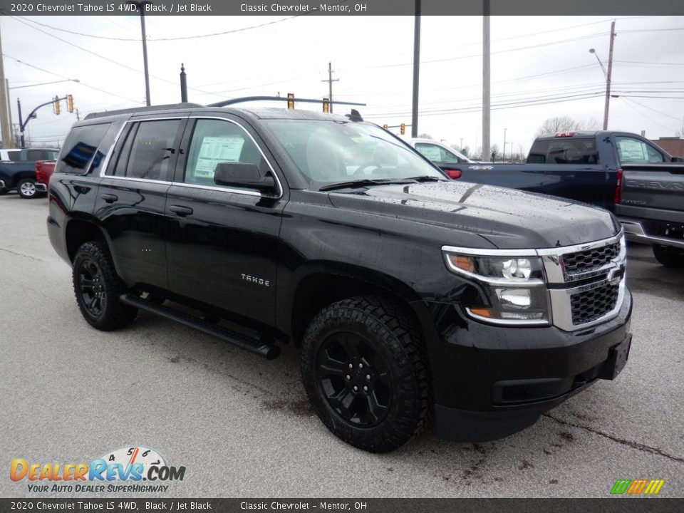 Front 3/4 View of 2020 Chevrolet Tahoe LS 4WD Photo #3