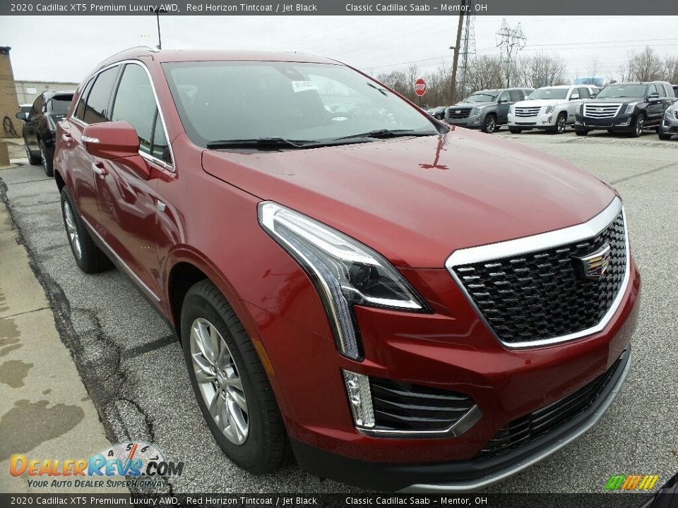 Front 3/4 View of 2020 Cadillac XT5 Premium Luxury AWD Photo #1