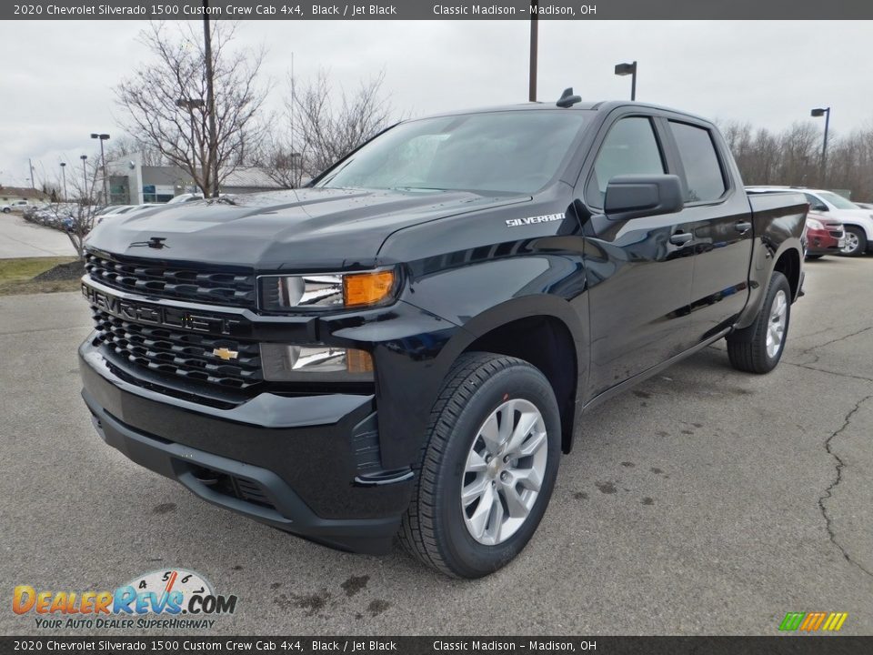 Front 3/4 View of 2020 Chevrolet Silverado 1500 Custom Crew Cab 4x4 Photo #5