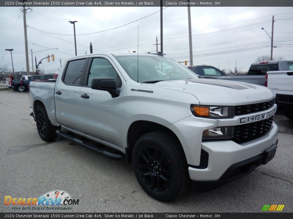 Front 3/4 View of 2020 Chevrolet Silverado 1500 Custom Crew Cab 4x4 Photo #3