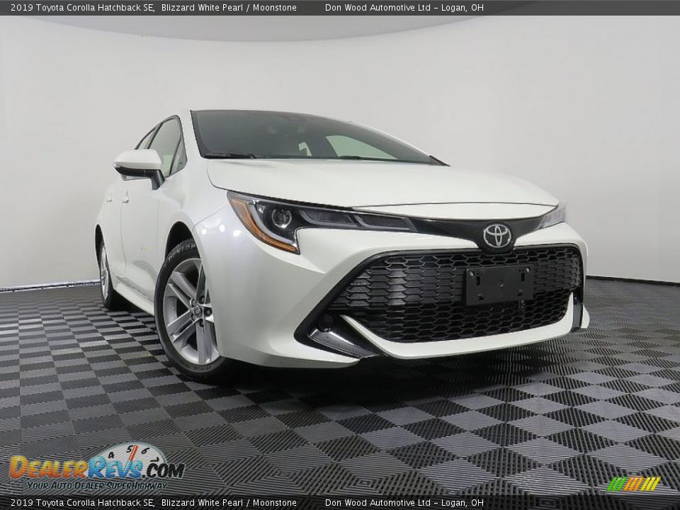 2019 Toyota Corolla Hatchback SE Blizzard White Pearl / Moonstone Photo #1