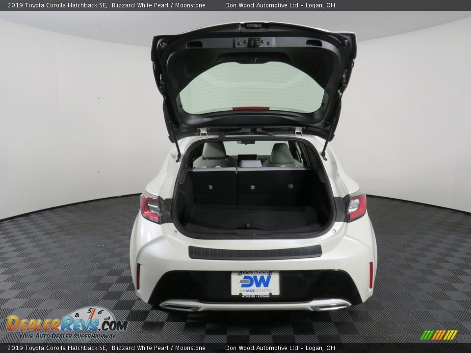 2019 Toyota Corolla Hatchback SE Blizzard White Pearl / Moonstone Photo #13