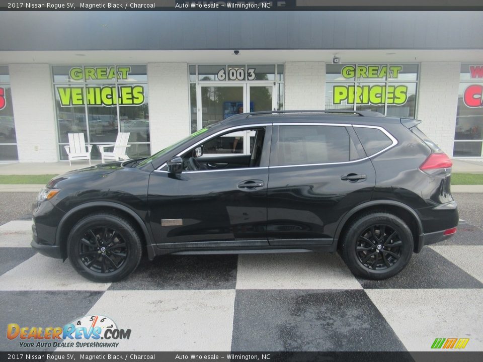2017 Nissan Rogue SV Magnetic Black / Charcoal Photo #1
