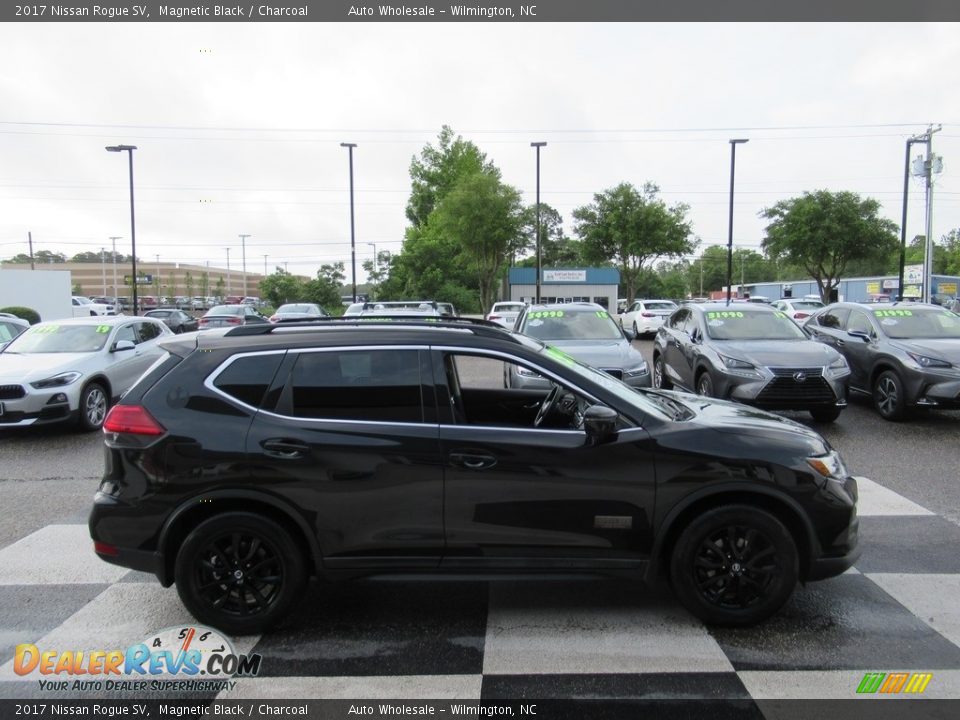 2017 Nissan Rogue SV Magnetic Black / Charcoal Photo #3