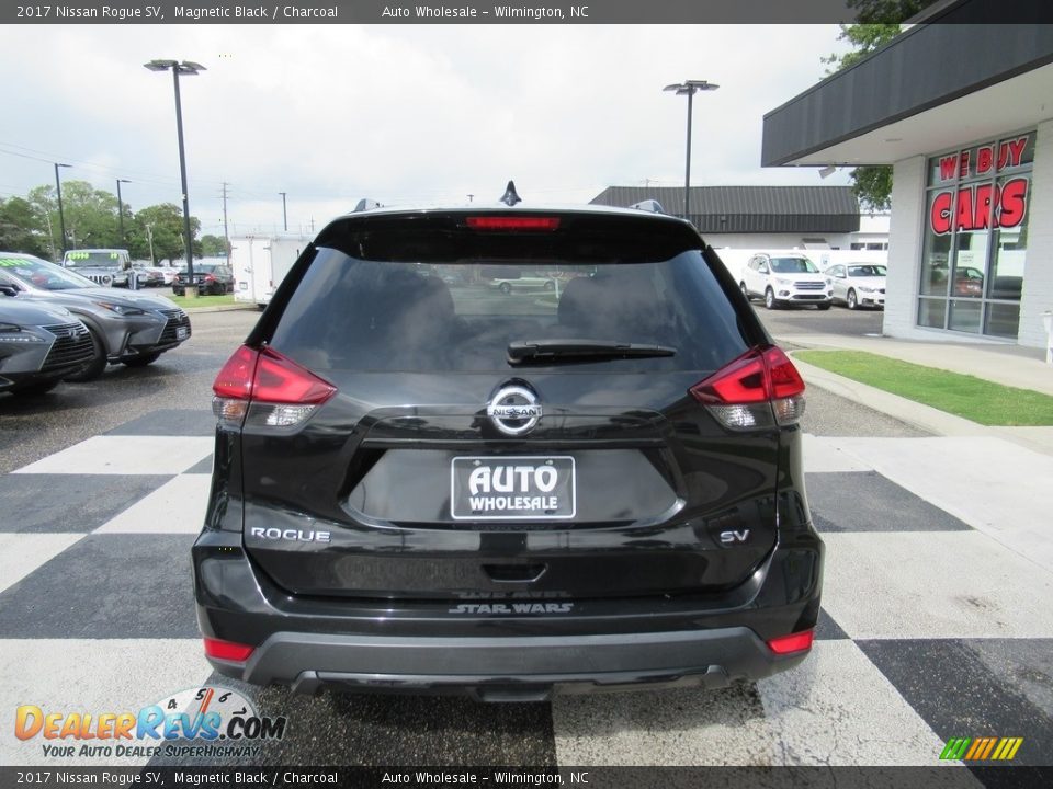 2017 Nissan Rogue SV Magnetic Black / Charcoal Photo #4