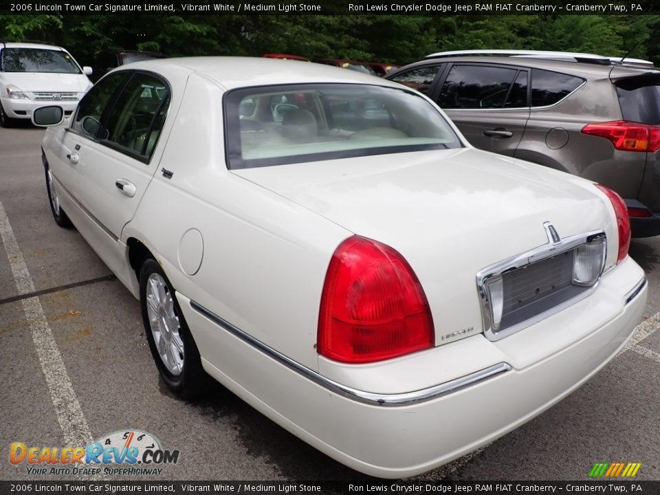 2006 Lincoln Town Car Signature Limited Vibrant White / Medium Light Stone Photo #3