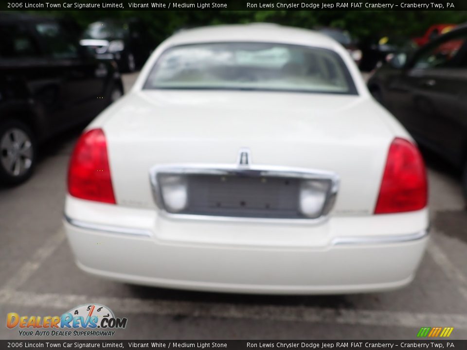 2006 Lincoln Town Car Signature Limited Vibrant White / Medium Light Stone Photo #4