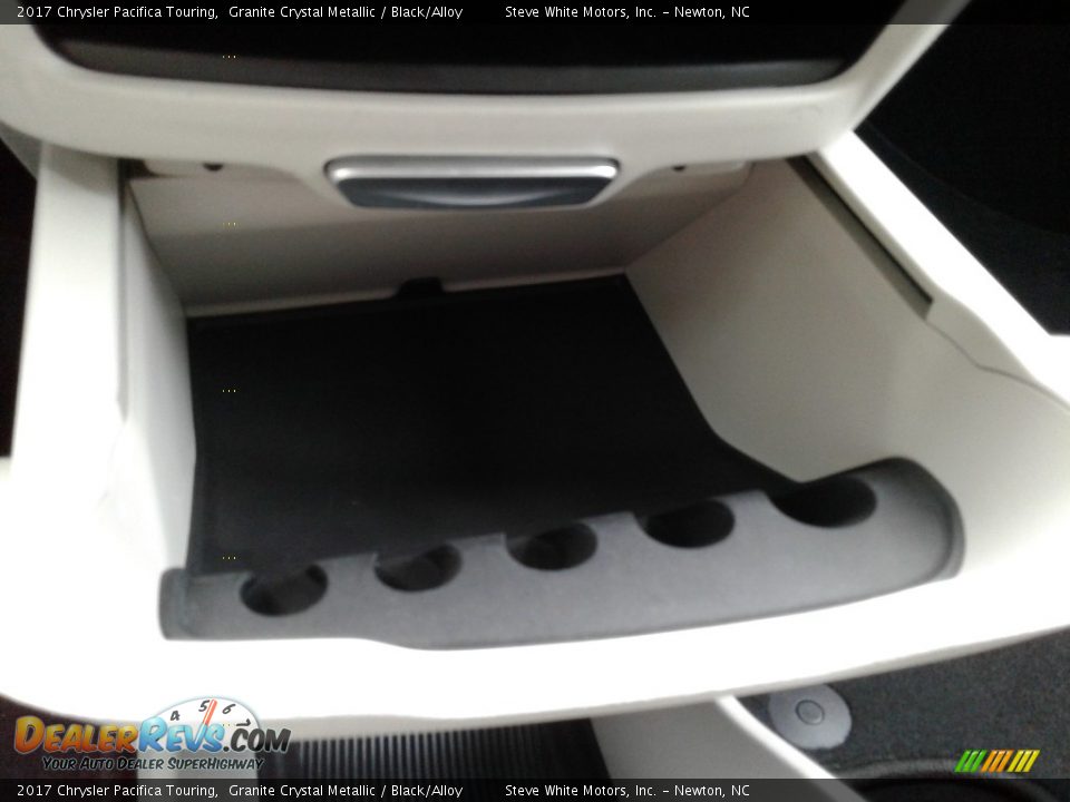 2017 Chrysler Pacifica Touring Granite Crystal Metallic / Black/Alloy Photo #25