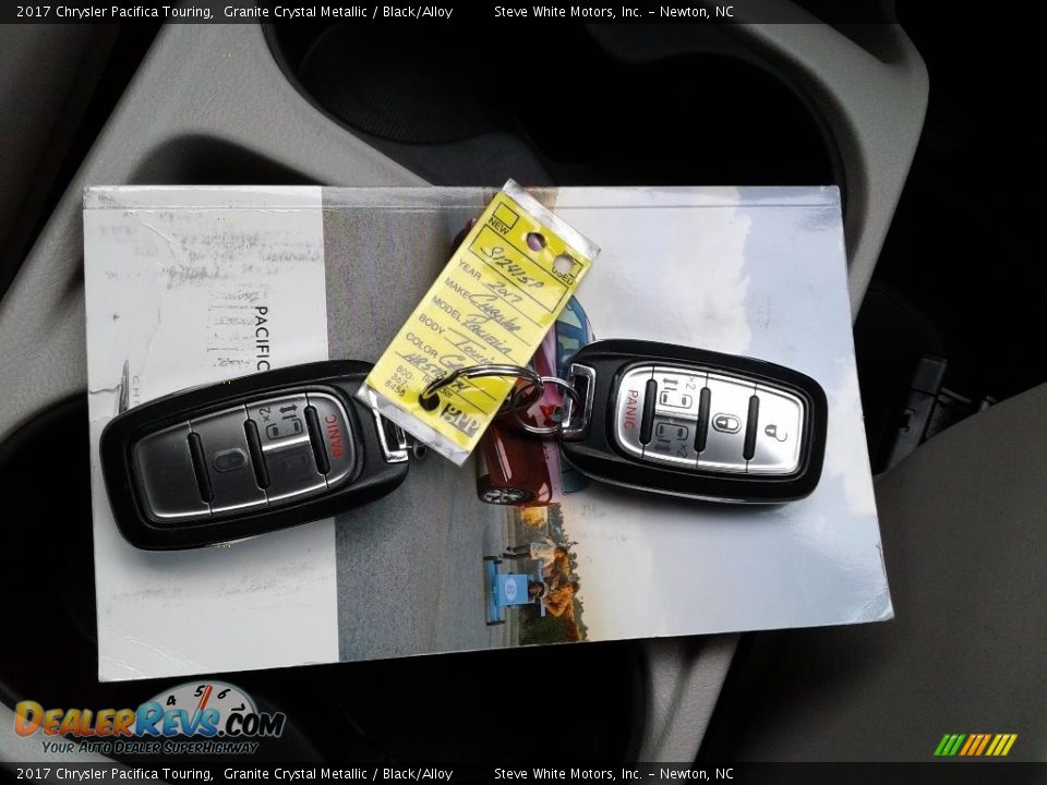 2017 Chrysler Pacifica Touring Granite Crystal Metallic / Black/Alloy Photo #29