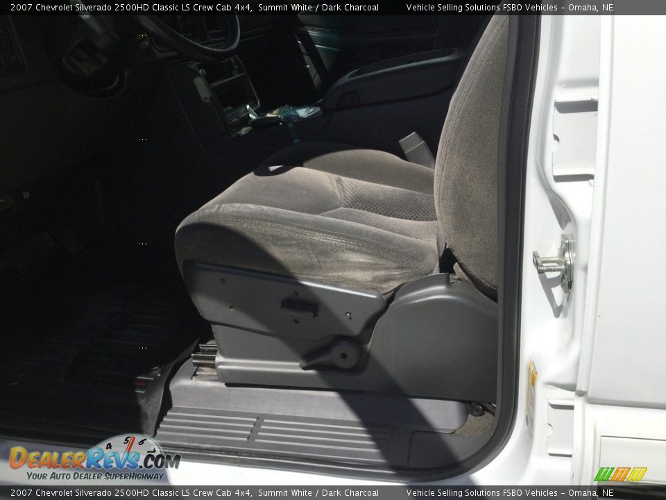2007 Chevrolet Silverado 2500HD Classic LS Crew Cab 4x4 Summit White / Dark Charcoal Photo #9