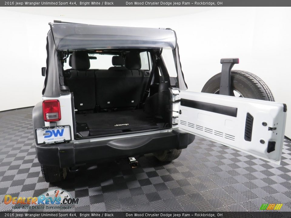 2016 Jeep Wrangler Unlimited Sport 4x4 Bright White / Black Photo #12