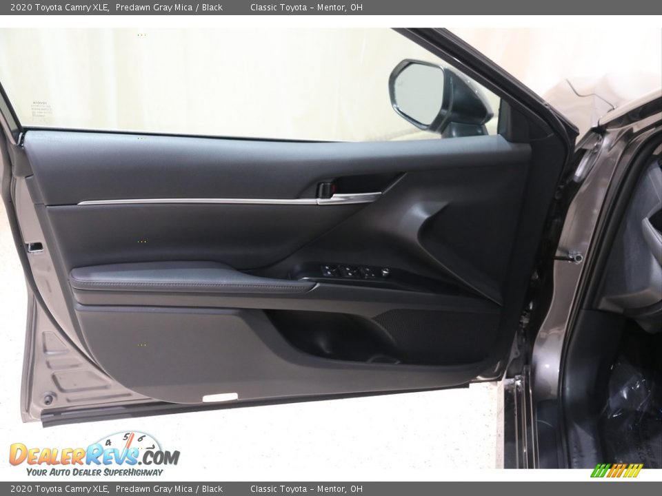 2020 Toyota Camry XLE Predawn Gray Mica / Black Photo #4