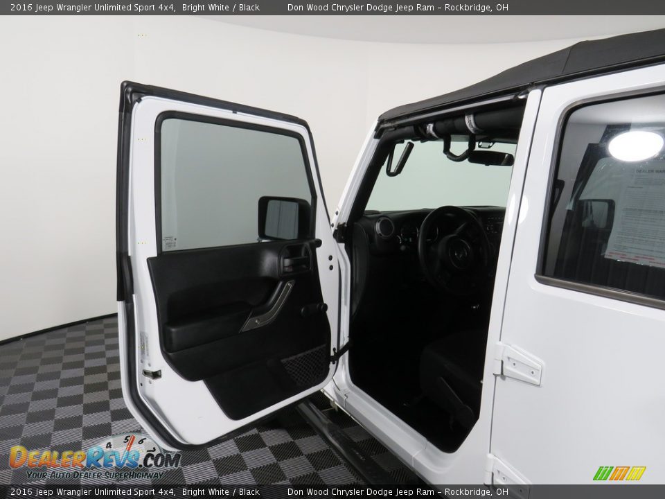 2016 Jeep Wrangler Unlimited Sport 4x4 Bright White / Black Photo #16