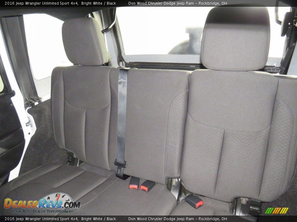 2016 Jeep Wrangler Unlimited Sport 4x4 Bright White / Black Photo #20